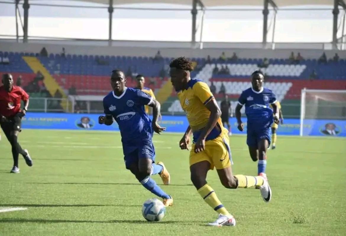 Mchezaji wa Timu ya Mlandege akijaribu kuwahadaa walinzi wa Azam FC