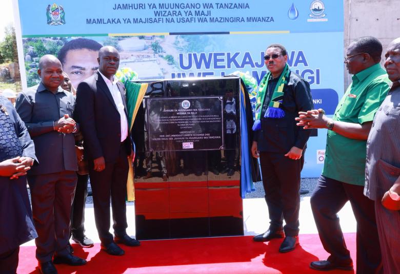 Waziri Mkuu wa Tanzania Mhe. DKT. Mwigulu Nchemba akizindua rasmi jiwe la Msingi Mradi kusukuma na kuhifadhi Maji Mwanza Leo Januari 23/2026