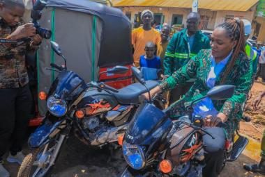 Naibu Waziri wa Nishati, Mhe. Salome Makamba akikabidhi vitendea kazi kwa Shirika la umeme Tanzania TANESCO Mkoa wa Shinyanga