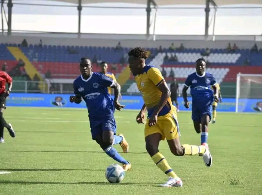 Mchezaji wa Timu ya Mlandege akijaribu kuwahadaa walinzi wa Azam FC