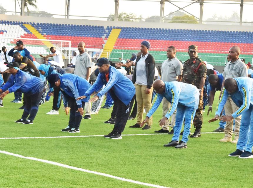 Dkt. Mwinyi akiendelea na mazoezi ya kunyoosha viungo