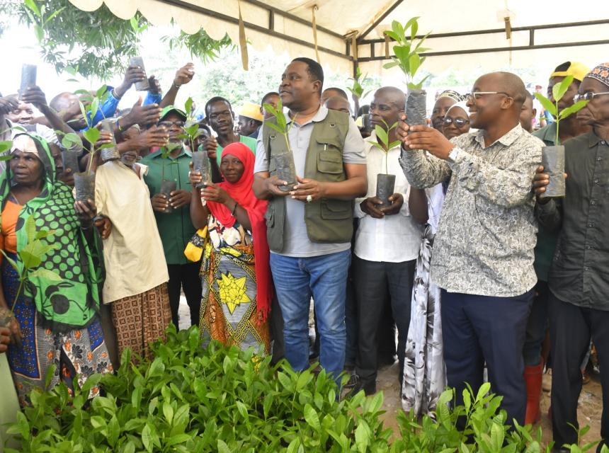 Mkuu wa Mkoa wa Pwani Alhaji Abubakari  Kunenge.