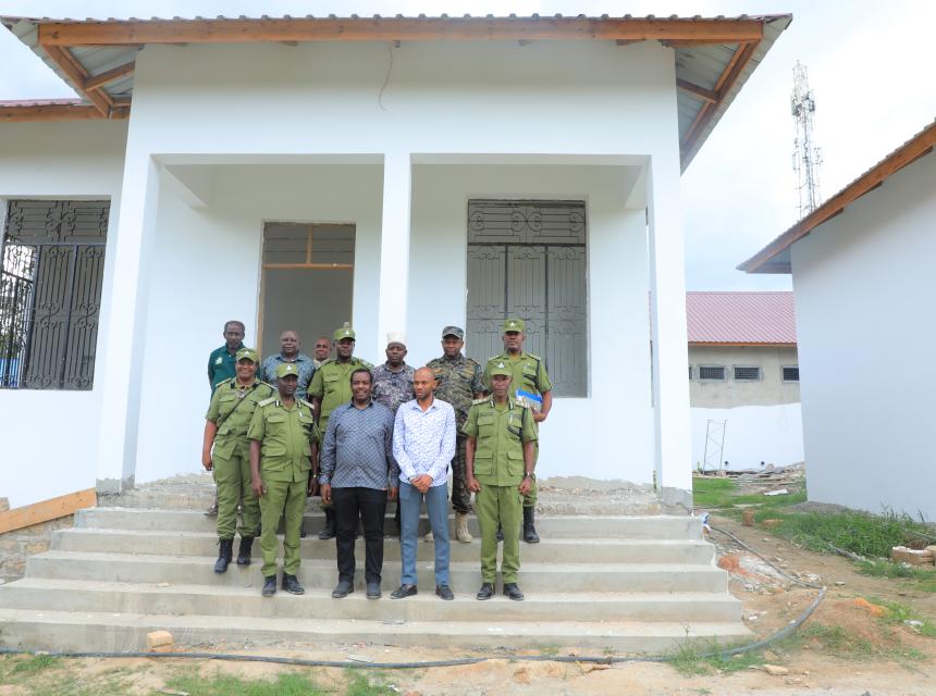Naibu Waziri wa Mambo ya Ndani ya Nchi, Mhe. Ayoub Mohammed Mahmoud, kwenye picha ya pamoja na Makanda wa Ulinzi na Usalama.